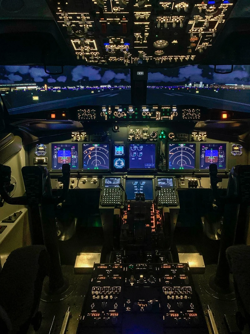 Controles y pantallas de la cabina del simulador “Gen 738 flight training device” de Lasa Dynamics. Foto: Lasa Dynamics